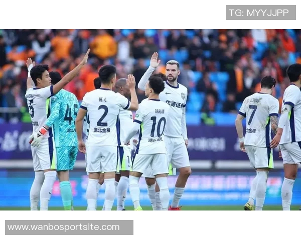 海牛门前连续进攻未果VAR判罚越位导致进球无效引发争议 海牛门前连续进攻未果VAR判罚越位导致进球无效引发争议